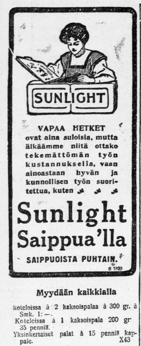 Mustavalkoinen piirretty sanomalehtimainos kehyksessä. Ylhäällä nuori nainen, jolla on kohotettu kampaus ja esiliina, katsoo avointa kuvakirjaa. Hänen edessään on avattu saippuapakkaus, jonka kyljessä lukee SUNLIGHT. Kuvan alla on mainosteksti, isoin kirjaimin Sunlight Saippua'lla sekä iskulause Saippuoista puhtain. Kehyksen alla ovat pakkauskoot ja hinnat.